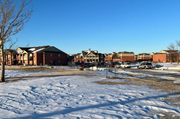 #Breaking Derby police say a woman and a man are dead following a shooting at the Trails at Derby Apartments. bit.ly/3GszI1y?utm_so… ​#kwch12