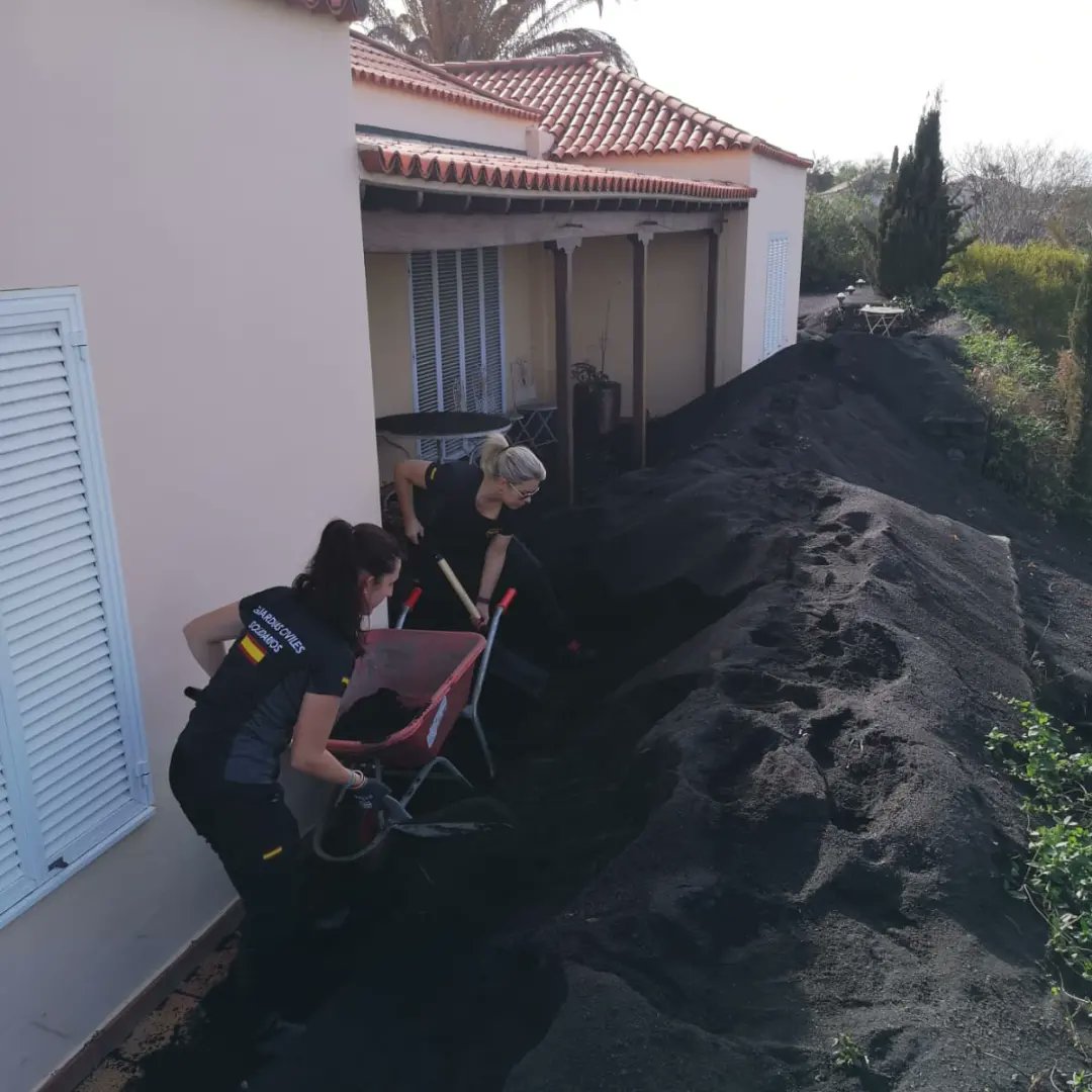 AGCSCANARIAS's tweet photo. Ha sido un día duro de trabajo, pero posiblemente en el perfil psicológico aún más.
Difícil describir la sensación de que apenas has hecho nada cuando miras a tu alrededor.
#operacióncumbrevieja #lapalmanoseolvida https://t.co/gzkCQiqTFN