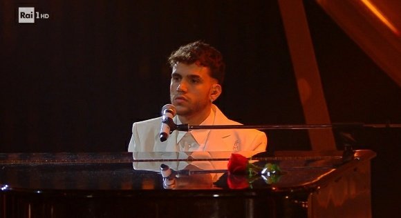 VeryBlossom's tweet photo. Momento magico, Fantastici 🌹 #Aka7even #Arisa #sanremo22 #Sanremo2022 #Cambiare https://t.co/rE9XQrvOQL