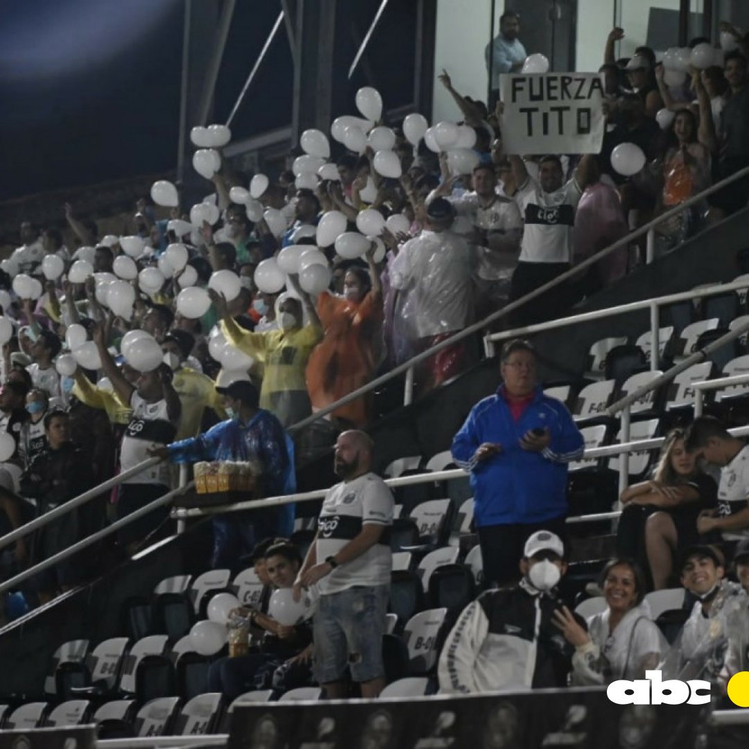 #Apertura2022 El apoyo de los hinchas del #Olimpia para Tito Torres. ⚽️🏆

📲 abc.com.py/deportes
