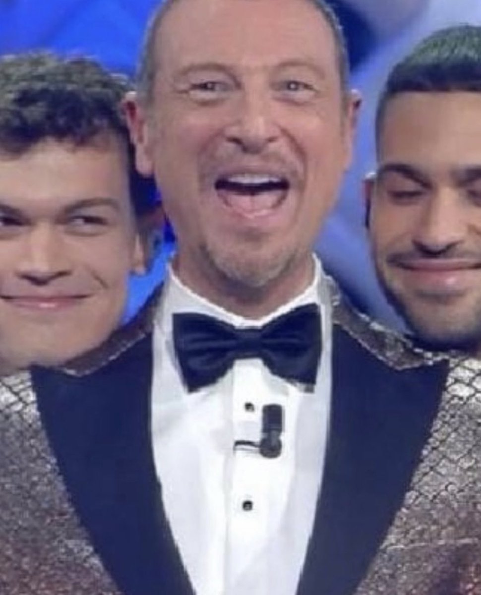 Mahmood_Music's tweet photo. Abbandonati come se non ci fosse più niente più niente al mondo… https://t.co/QseGaBGpCH