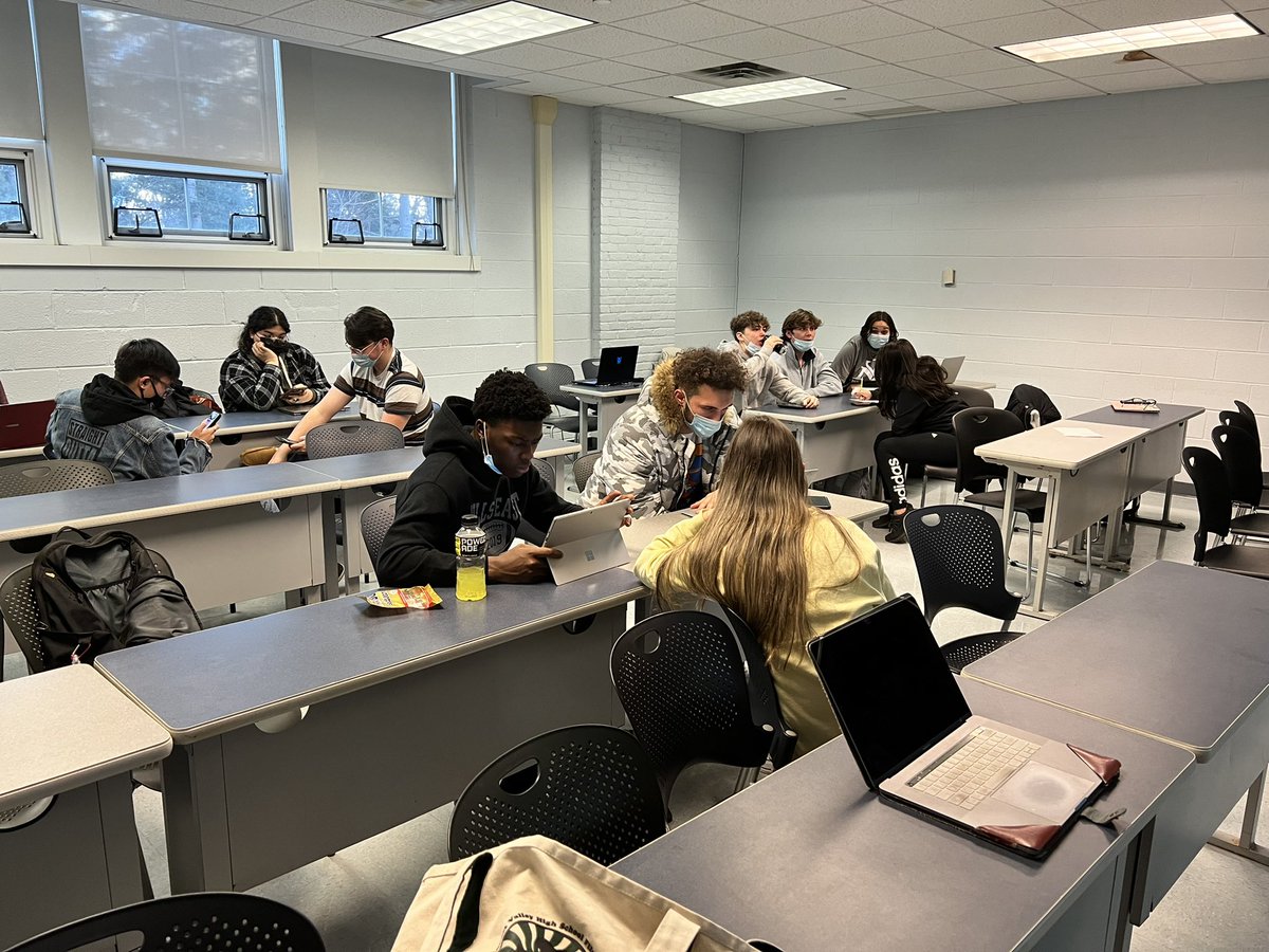 Nostalgik's tweet photo. And another college course I teach @LIUPost, “Intro to Visual Arts” students hard at work on my in-class action research project to discover the effects of social media and visual arts on individuals and/or society. #lovemyjob #college #education #highered #interdisciplinaryed https://t.co/cSMcW76stE