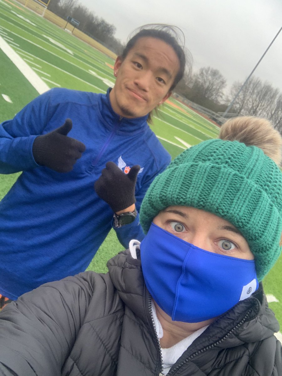 shu_town's tweet image. Sometimes you just have to freeze when your runners need you to time their reps and recovery! #trackcoach #distancerunnersaresavages #chasingPRs #jagfast