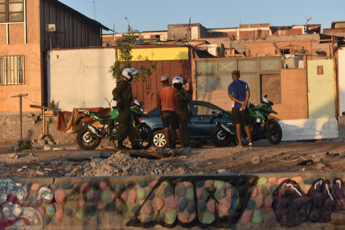 CarabArica's tweet photo. En el sector de Cerro Chuño, Carabineros continúa con controles y fiscalizaciones en el contexto de la ronda policial, para prevenir la comisión de delitos y aumentar la sensación de seguridad de los vecinos. #CarabinerosDeTodos https://t.co/bMDLT9nGj4