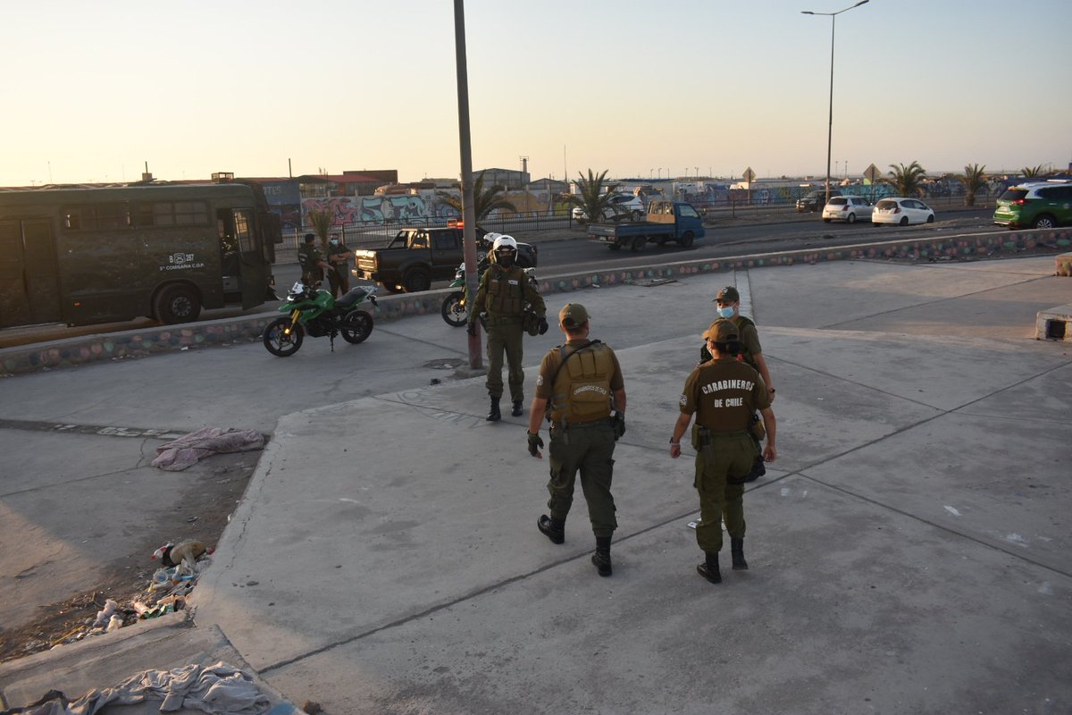 En el sector de Cerro Chuño, Carabineros continúa con controles y fiscalizaciones en el contexto de la ronda policial, para prevenir la comisión de delitos y aumentar la sensación de seguridad de los vecinos. #CarabinerosDeTodos