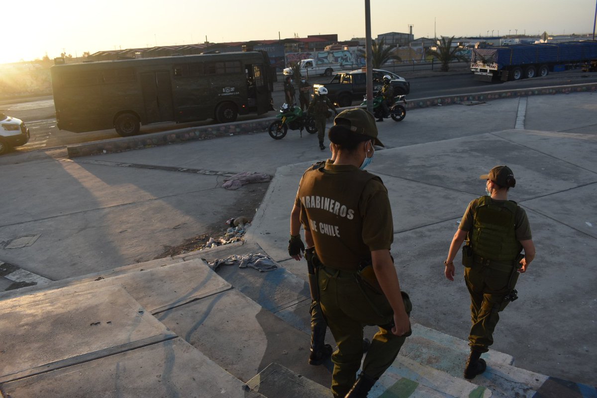 CarabArica's tweet photo. En el sector de Cerro Chuño, Carabineros continúa con controles y fiscalizaciones en el contexto de la ronda policial, para prevenir la comisión de delitos y aumentar la sensación de seguridad de los vecinos. #CarabinerosDeTodos https://t.co/bMDLT9nGj4