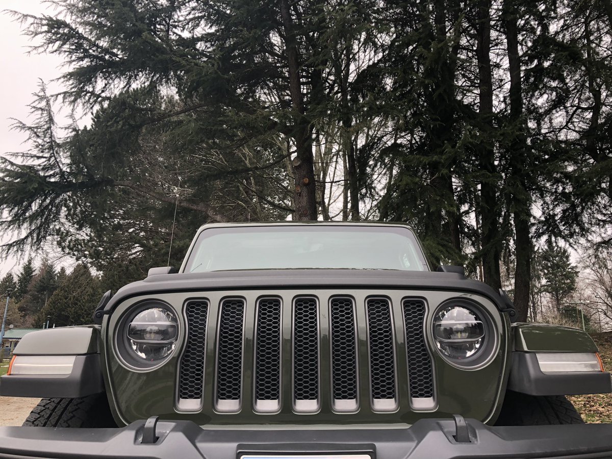 Hello.
#FrontEndFriday
#FridayFeeling #Jeep #JeepLife @Jeep @EzTrunk @JerryHuntSC @THEJeepMafia @Thejeepboss @4WheelParts 👀 #TeamSargeGreen