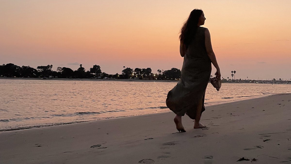 The beaches of #MissionBay are the perfect spot to put your toes in the sand and watch the sunset. 
#visitsandiego #visitSD #sandiego #sandiegolife #caligrammers #beachtherapy #beachlover #californiadreaming #sandiego_ca #sosandiego #missionbay #optoutside 📸; @heidiisms