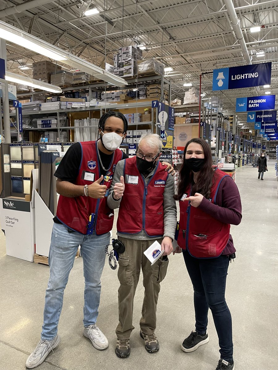 MarioBravo1974's tweet photo. Congratulations Dewayne on getting a bronze star #1094 #customerservice @JasonMathieu18 https://t.co/YAiWeIsieO