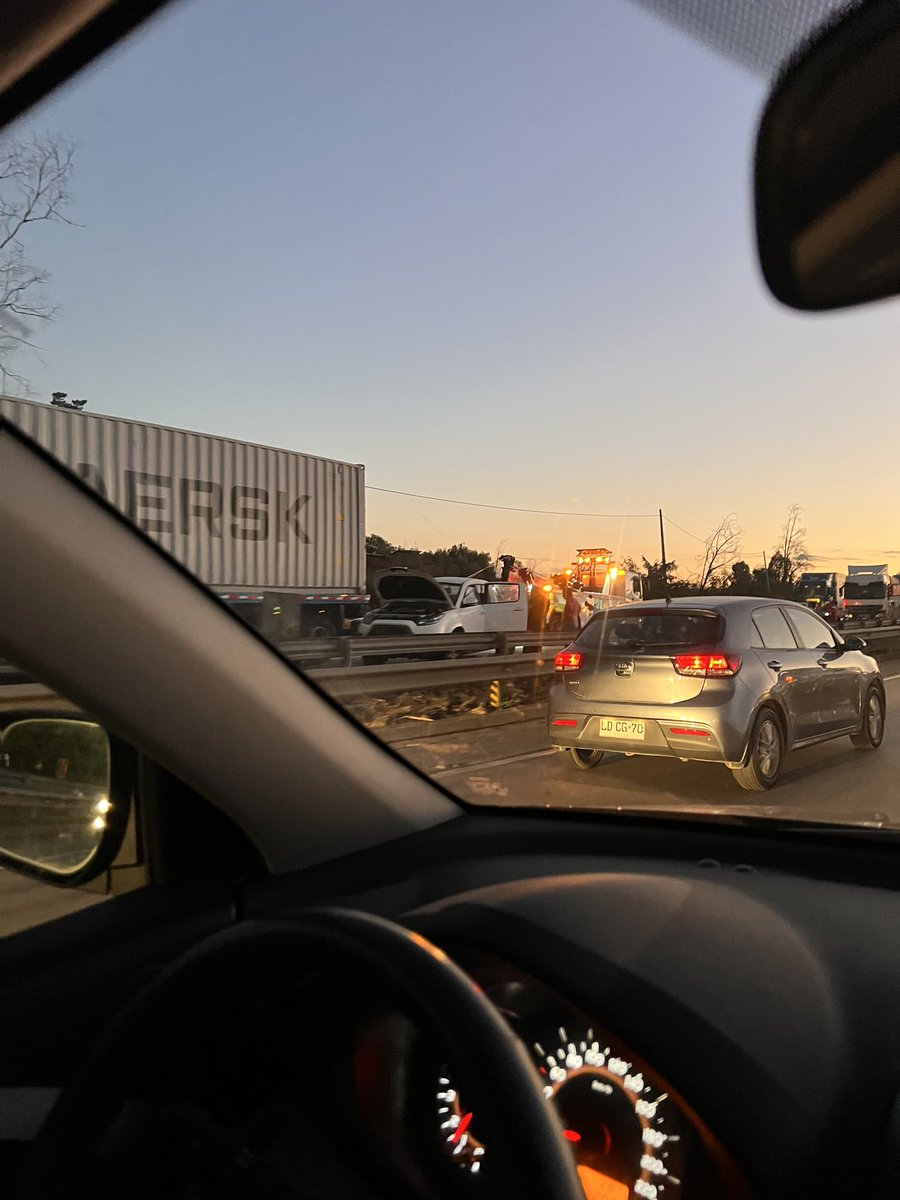 CATAAFERRADAC's tweet photo. Accidente camion en #talca fila de horas #tacoentalca  #accidentecarretera5sur #Ruta5 https://t.co/7NMneJGs5I