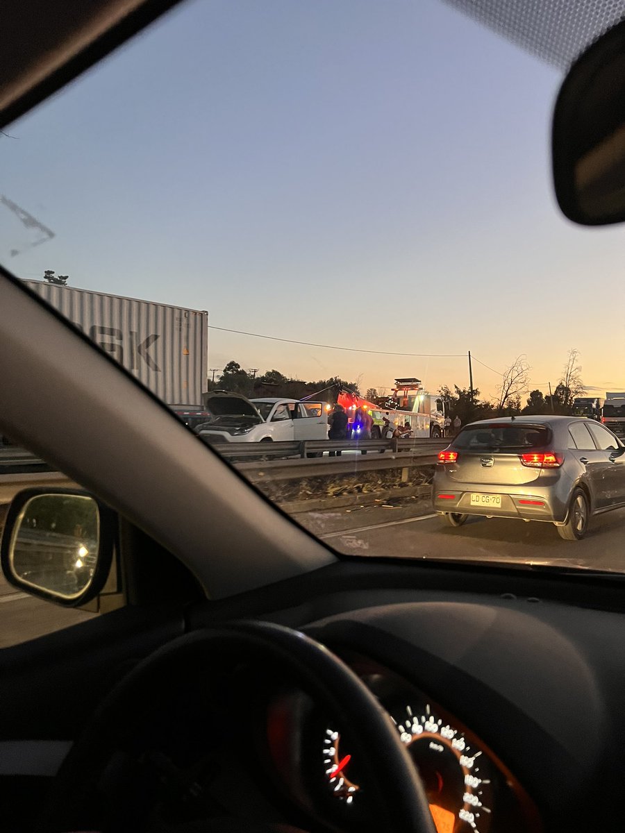 CATAAFERRADAC's tweet photo. Accidente camion en #talca fila de horas #tacoentalca  #accidentecarretera5sur #Ruta5 https://t.co/7NMneJGs5I