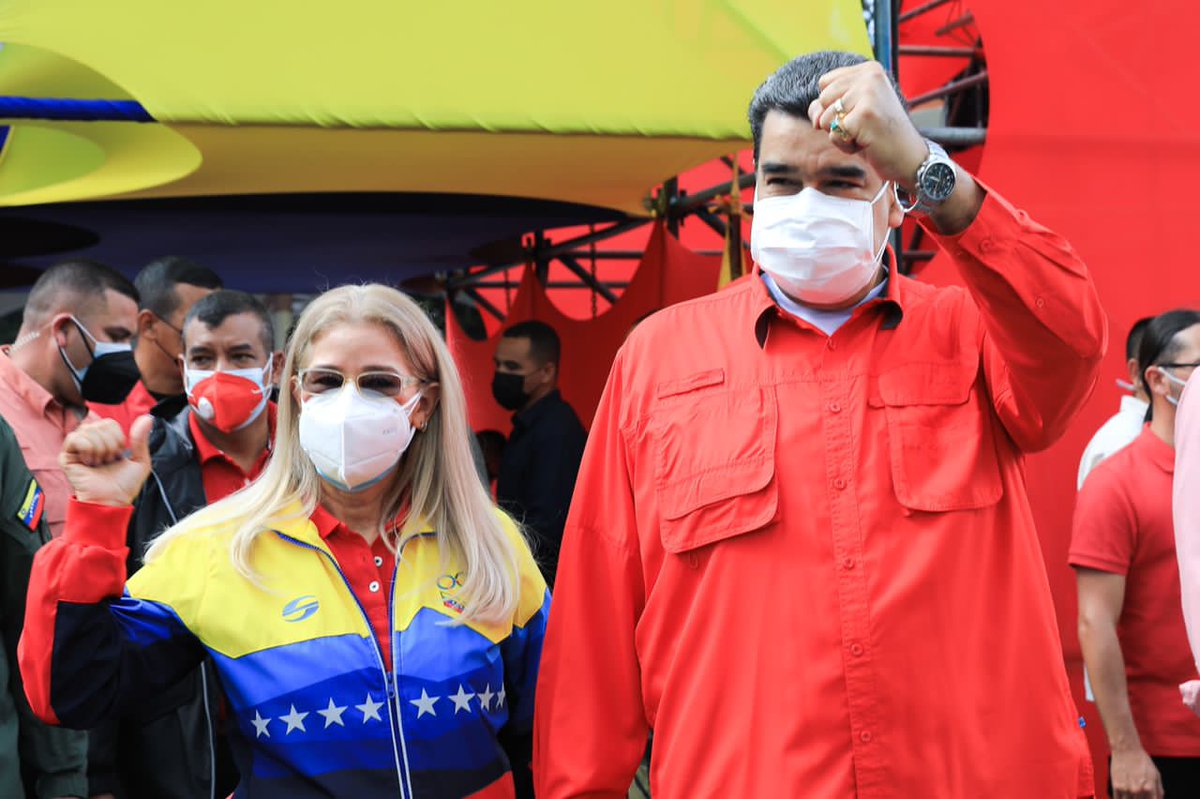 NicolasMaduro's tweet photo. Han sido 30 años intensos, de gran aprendizaje y conciencia, hoy podemos decir que vamos enrumbados, en unión Cívico - Militar, avanzando con nuevas tareas para blindar la Paz de la Patria, la democracia, la Constitución, y consolidar la nueva Prosperidad de Venezuela. https://t.co/PqCW5SInJT