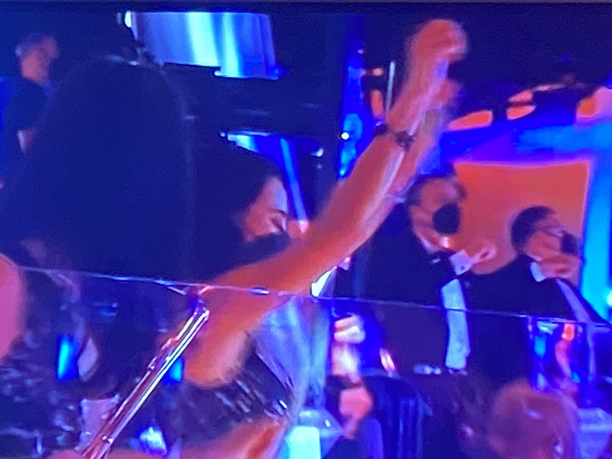 Siamo tutti come la maestra in questo momento. Ma che è sta bellissima cafonata? #Sanremo2022 #tvtalk