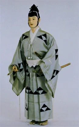 Kariginu was worn by nobles, represents high status and money.

Ayato's sleeves could be from later periods as well, as males were wearing long sleeves for quite a long time (attached 900-1700 years noble kimonos)

Little boys wear long sleeves even now. But not only them c: 
