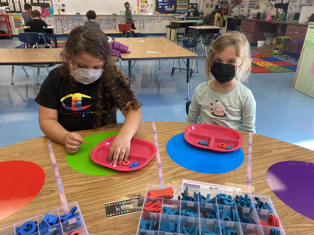 MsAliceRoses's tweet photo. Literacy centers! Students really enjoyed reading and playing with manipulative students!♥️👏🏼 @Daretolearn_DCS  @johannajparker @ParticipateLrng https://t.co/8Cu4kpNUjT
