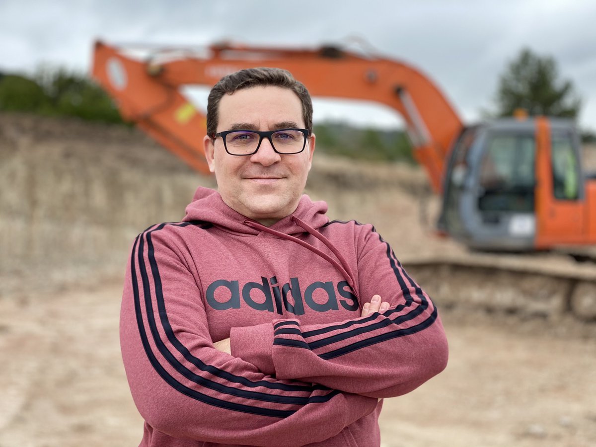 Ricardo Fazeres faz hoje 43 anos.

⚽ 569 golos no FIFA
😵 238 mortes no GTA
🏆 1 Milhão de subscritores
📼 Anúncio para a Playstation
🏡 Construção da sua casa de sonho
✅ Presença nos Globos de Ouro
✅ Melhor youtuber de Potugal
✅ Homem mais humilde do Mundo

🐐🇵🇹