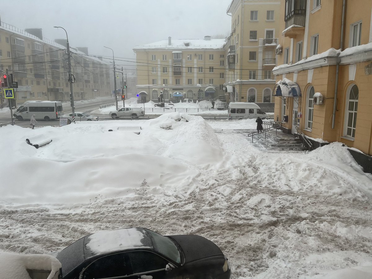 И так тут постоянно, чистят только вход у почты. <a href="/ulmeria/">Город Ульяновск</a> это серая зона в центре города (Маркса, 26)? Территория точно не в ведении УК. Зона с клумбами в вечных снегах до весны, как и пространство вокруг