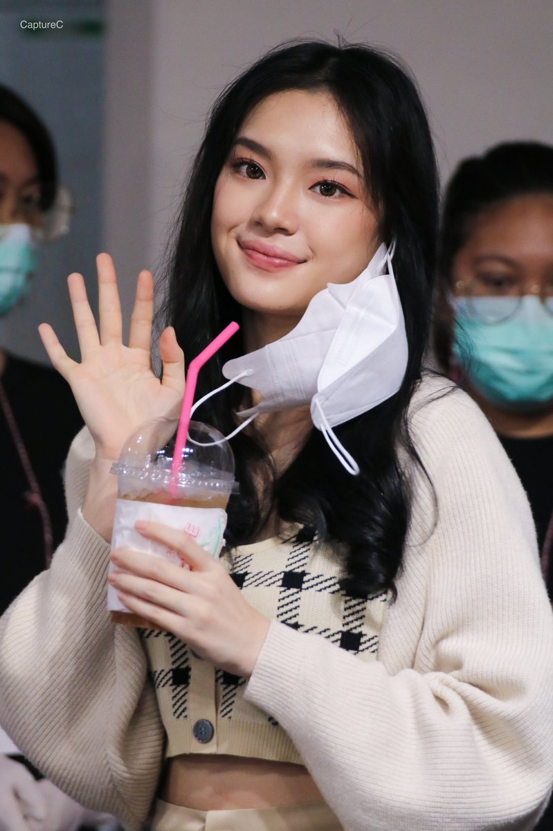 แม่ค้าคาเฟ่คนนี้สวยจังค่ะ 🐱🥰

#CherprangBNK48