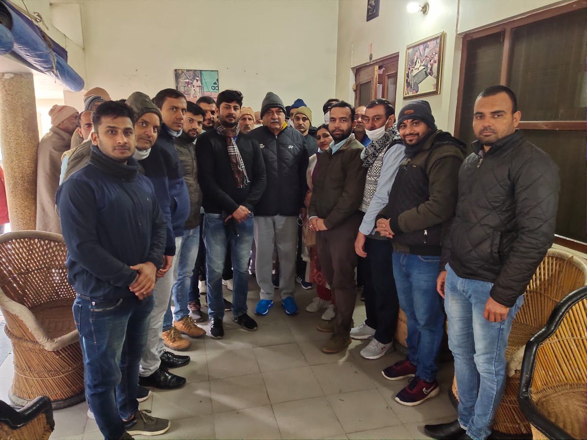hryclerk_1's tweet photo. MP/MLA ज्ञापन अभियान को बढ़ाते हुए आज CAWS राज्य कार्यकारिणी द्वारा किलोई से विधायक व नेता प्रतिपक्ष माननीय श्री @BhupinderShooda जी को लिपिकीय वर्ग के सम्मानजनक वेतनमान 35400 किए जाने को लेकर ज्ञापन दिया गया
#haryanaclerk35400
@ANI @News18Haryana @aajtak @ZeeNews https://t.co/e9zDw0ooxy