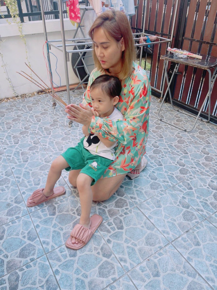 Runny20156469's tweet photo. ขออะไรดีน้า ขอให้รวย.. หรือขอให้สวยขึ้นดี 😜🤣 https://t.co/BeWjsi0tY0