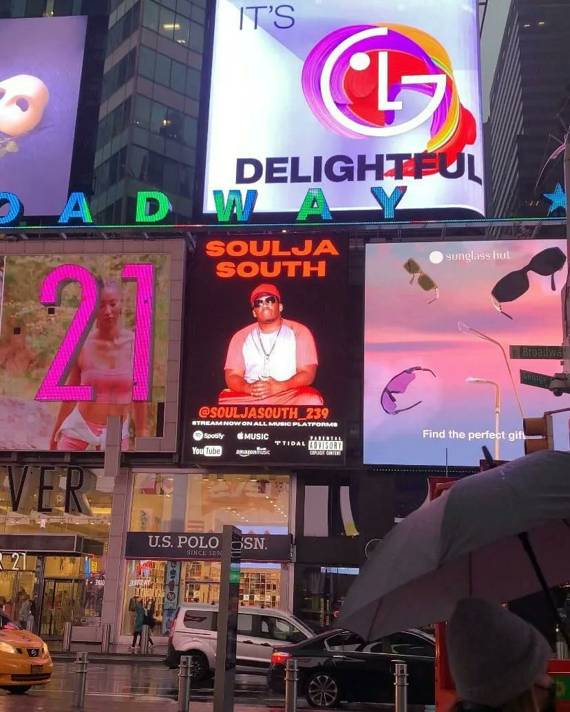 SouljaSouth2's tweet photo. Happy Friday Congratulations
 For the Second Time 
Soulja South Goes Live in Times Square Right Now Today  Once Again 💪🏿 My God Keep Blessing You All  2022 🙌🏿✈️ 🏙️🌆 @billboard 🙏🏿 @colognemoneyrecords
#SouljaSouth  #Billboard  #TimeSquare #goingviral #turnonmynotification https://t.co/0EbMYpytgz