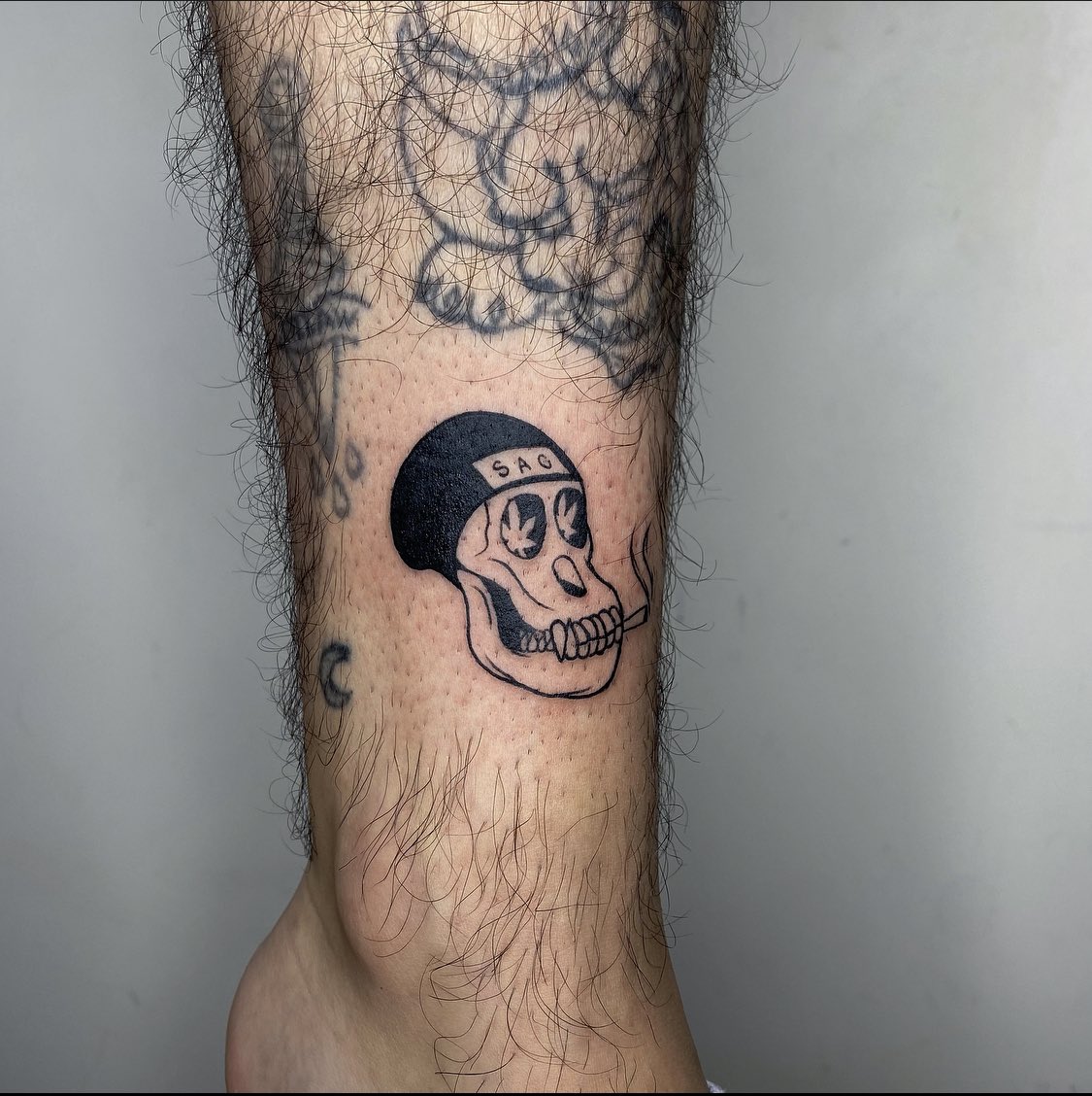 CoolSharkNFT's tweet photo. @KreoFN Me bro ! You give me a WL bc i do 3/4 fan art and now i have my stone and i do a lil SELFtatts of the logo 💘 https://t.co/1L0VahgM5D