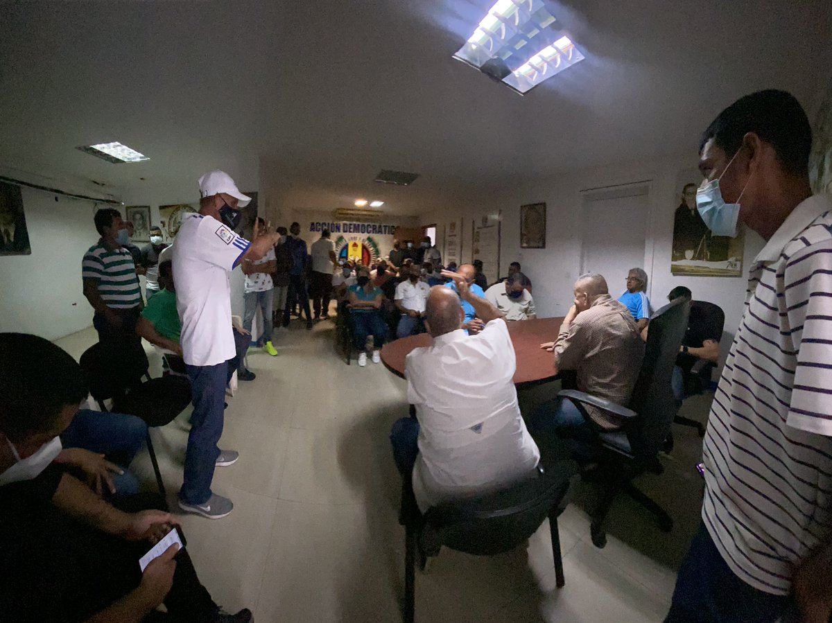 VictorVelasqzAD's tweet photo. #4Feb Preparamos la legítima dirigencia y militancia acciondemocratista del mcpio Mariño, dónde la organización y disciplina surge de este gran equipo. El empeño se impone ante la institucionalidad partidista y su consolidación por rescatar la democracia del país. #ADelante! 🙌🏼🇻🇪 https://t.co/jdeS1S4XBY