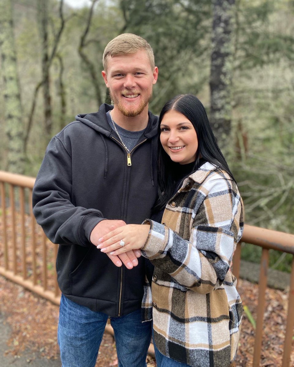 brihanchey's tweet photo. Ahhh! Future Mrs. 🤍💍 https://t.co/AEz4aFa3fM