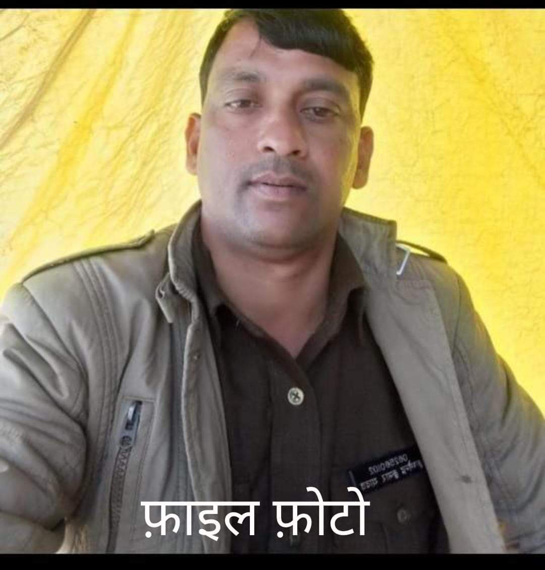 Bharatrug's tweet photo. अपडेट #उन्नाव हादसा बहुत दुःखद है ।।।।*‼️

1 शशिकला यादव( सिपाही),2 ड्राइवर कृष्णेन्द्र ( हेड कांस्टेबल), 3 रीता कुशवाहा*
*तीनों दबे हैं ( संभावित मृतक ) आनंद (कांस्टेबल) जीवित बाहर निकला इनोवा 2908 करौंदी प्वाइंट से आकर एस आर , #उन्नाव से आता ट्रक पीआरवी 112 पर  पलट गया। https://t.co/UnH7RWEnrz