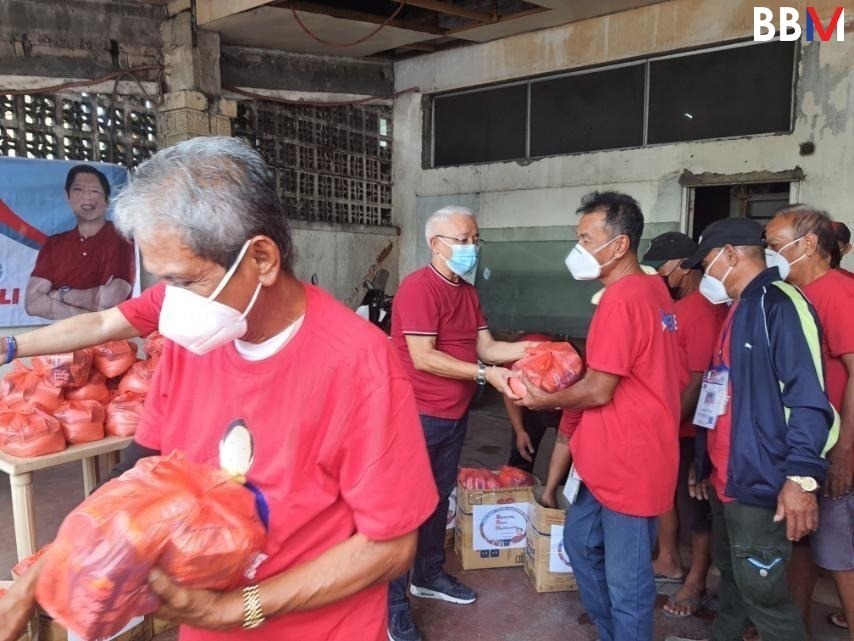 bongbongmarcos's tweet photo. Kaliwa't kanan ang pagtulong na ginagawa ng ating mga supporters at volunteers upang ipagdiwang ang buwan ng pag-ibig.

Kahapon ating sinurpresa ang mga masisipag na tsuper ng Pasang Masda. Salamat sa lahat ng nagmalasakit at naglaan ng kanilang oras. https://t.co/1ES12l3zq1