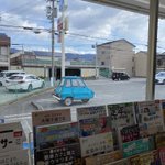 コンビニ店内がざわつく？駐車場に止めてあった車!