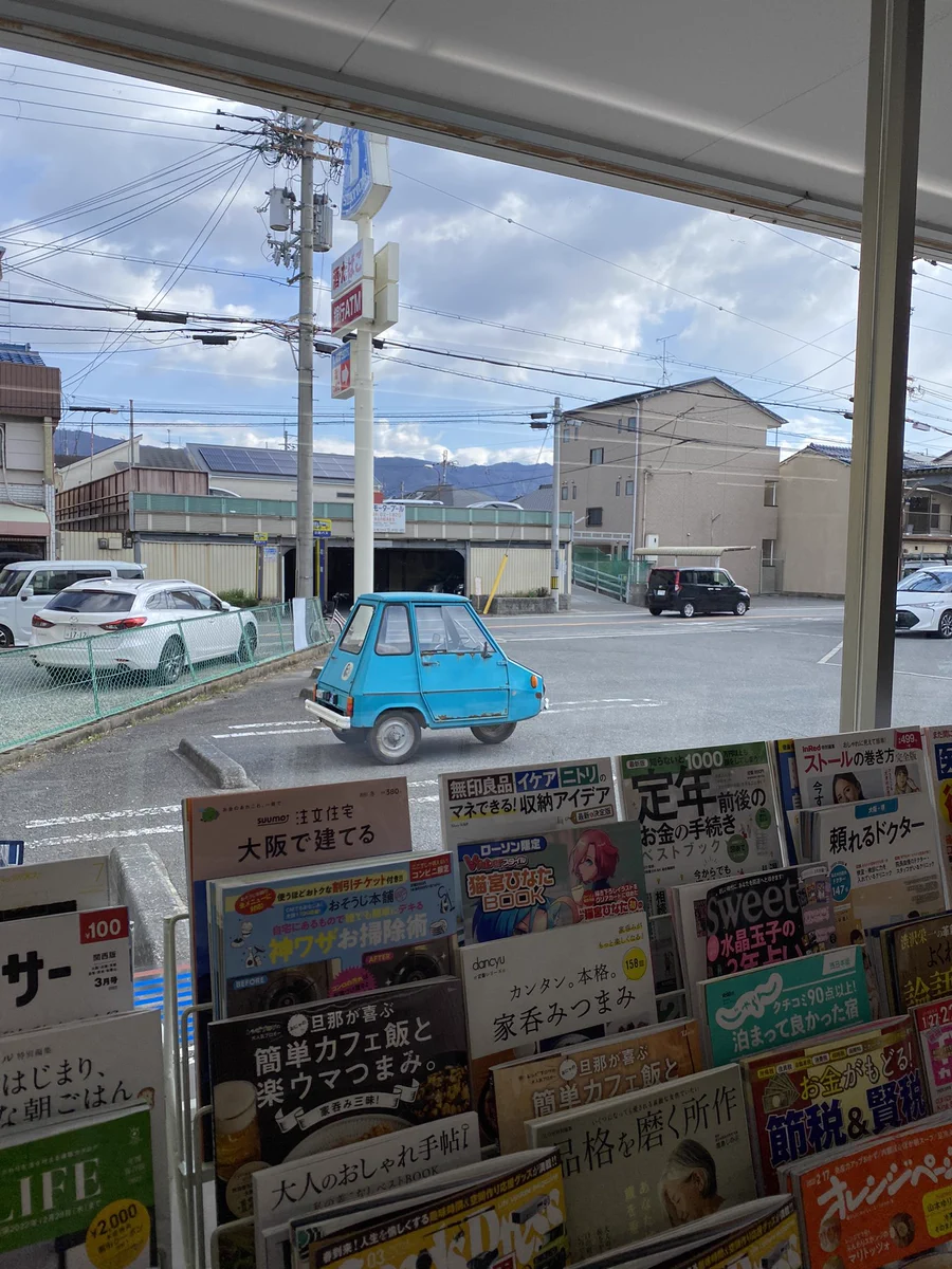 コンビニ店内がざわつく？駐車場に止めてあった車www