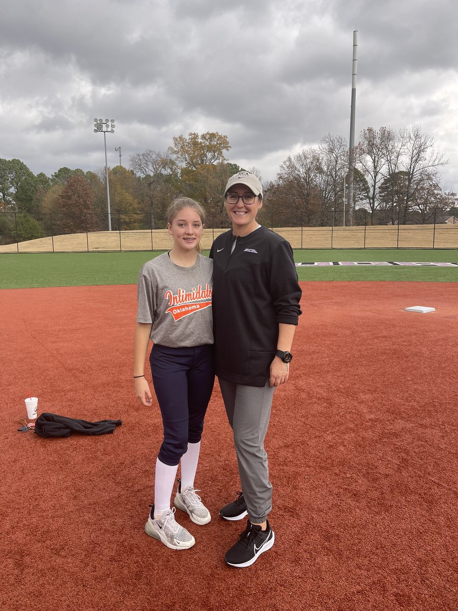 ShaeSmith08's tweet photo. Went to camp at UCA. Got to meet the coaches and some of the players. Learned some new drills. Great camp!🥎🥎 @CoachJenParsons @jays_johnson @UCASoftball https://t.co/6szBLlVG2Q