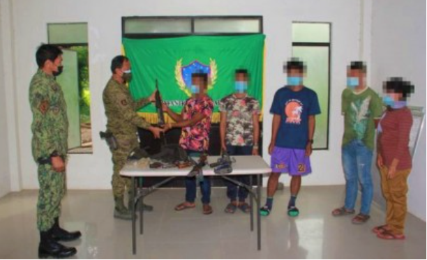 prog_pwrc's tweet photo. Five former combatants of the New People’s Army in Sultan Kudarat pose with their rifles after their peaceful surrender to the Army’s 7th Infantry Battalion in Bagumbayan, Sultan Kudarat on Thursday (Jan. 3, 2022). https://t.co/FzkkB1G0Hf