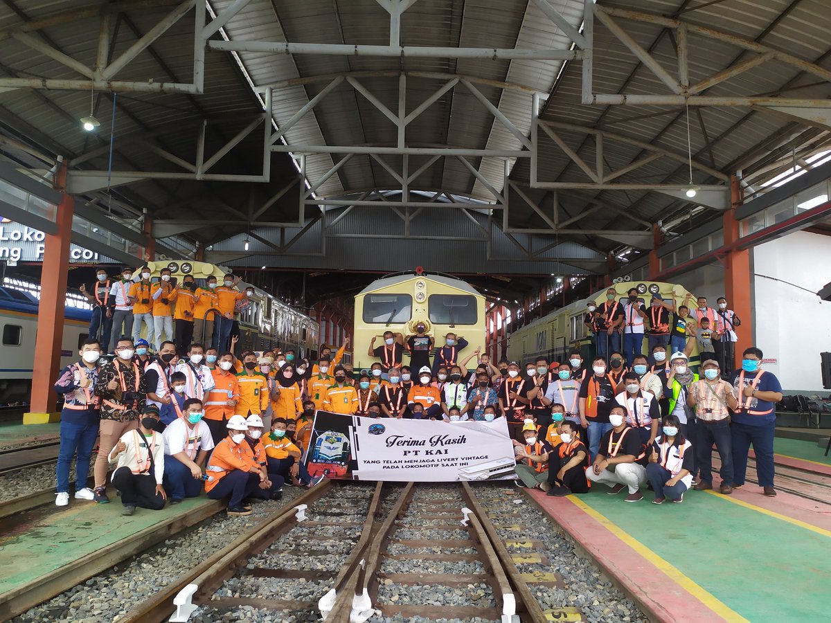 ngebacot_bae's tweet photo. 1 Tahun Lokomotif Livery Vintage. Dipo Lokomotif Semarang Poncol, 5 Februari 2022 🚂
#fotosepur #vintage #IRPS #KRDE @mas_didiek https://t.co/V6zRWDUPCP