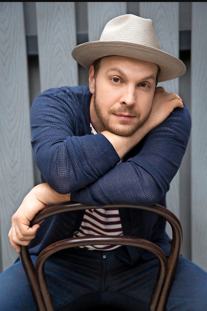 Happy Birthday, Gavin Degraw, have a wonderful day! Keep the music playin\, Sir!  