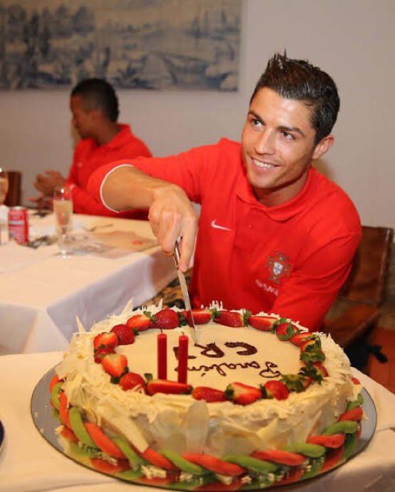 futtmais's tweet photo. Você foi chamado para as 2 festas, mas como sabe, Neymar e Cristiano fazem aniversário no mesmo dia. Qual festa você iria? 

Neymar - Curtir 
Cristiano - RT https://t.co/TnzwBDpFEy