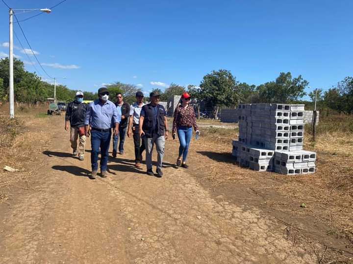 Ivan_Silva_02's tweet photo. Autoridades de INIFOM y de la 
Alcaldía de Villa El Carmen, 
realizan visita a diferentes puntos del Municipio en especial donde se están construyendo viviendas dignas a familias protagonistas del programa Bismarck Martínez.. https://t.co/JroVsvHpBX
