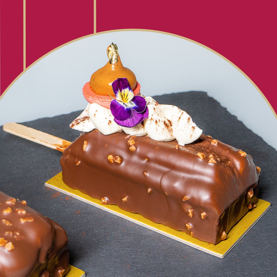 Wildly chocolate, vividly floral!! Crunchy Bonoffee Genix served cold!
#alainliving #aljimimall #aljimimallalain #cakesofinstagram #dessertforbreakfast #cakesofinstagram #cakeart #madetoindulge #bakery #abudhabifoodies #dubaiblogger #dubaifood #alain_city #uaefood #sweetness