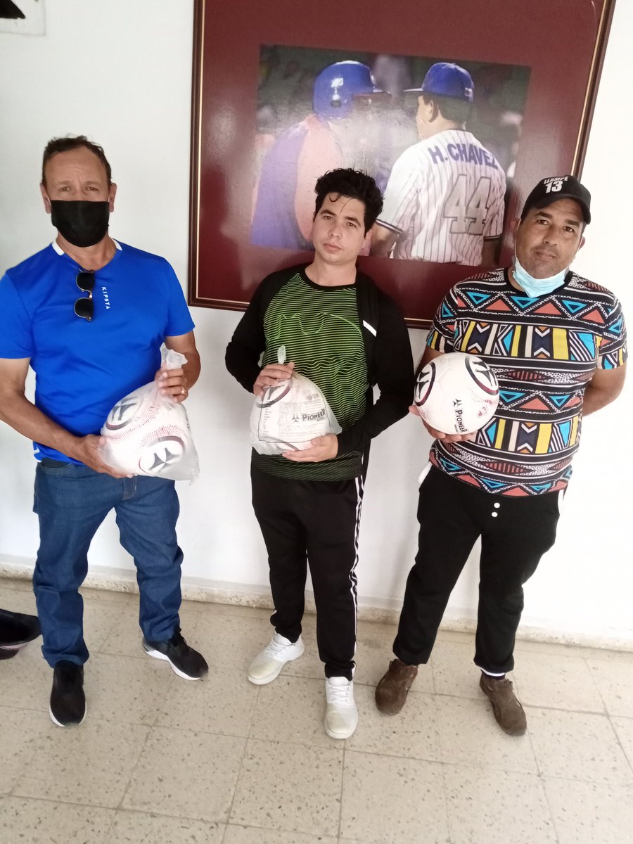 ProvSsp's tweet photo. Entrega de balones a activistas de SS https://t.co/yxzPMDvJ5l