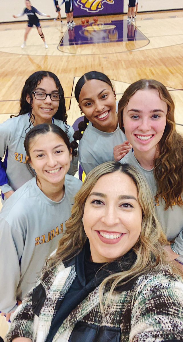 KRAMM2020's tweet photo. Four years with my favorite girls. #seniornight 🏀🤍 https://t.co/3PzygqtDON