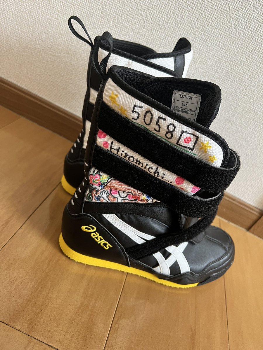 Forever123KJM's tweet photo. NEW ケブラーシューズ🎈

選手はasicsのレーシングシューズか
田辺ボーグのシューズの２つのケブラーシューズしかない為
絵や登録番号を書いて分かりやすくしている選手も居ます！

先輩や後輩のを参考にして
書いて貰いました😁 https://t.co/j02U3XvGF5
