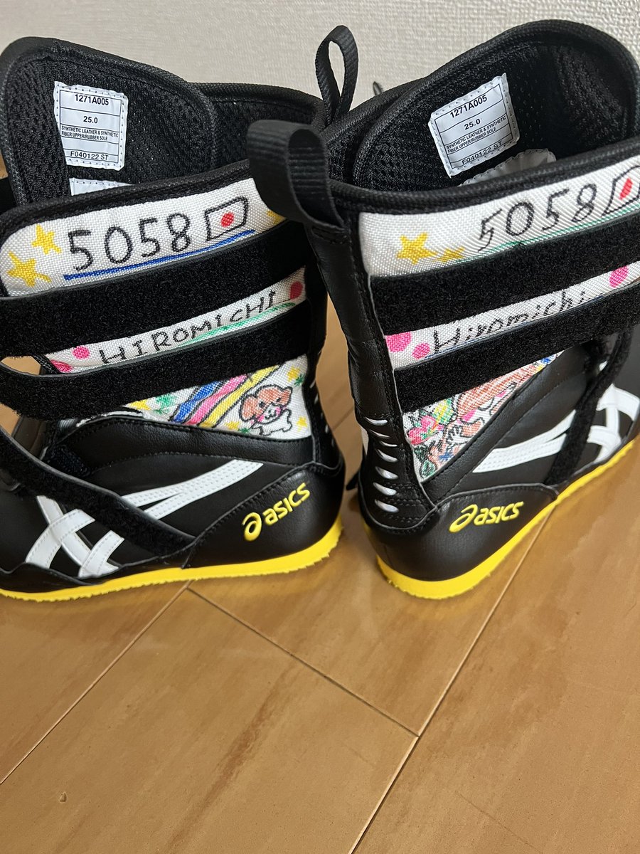 Forever123KJM's tweet photo. NEW ケブラーシューズ🎈

選手はasicsのレーシングシューズか
田辺ボーグのシューズの２つのケブラーシューズしかない為
絵や登録番号を書いて分かりやすくしている選手も居ます！

先輩や後輩のを参考にして
書いて貰いました😁 https://t.co/j02U3XvGF5