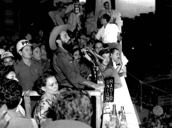 CanalCaribeCuba's tweet photo. Bastaban la epopeya de cada combate, el trazo de estratega militar, las lecciones de Jefe Guerrillero.

Bastaba el cariño que daba para que el Comandante #CamiloCienfuegos⚘ inscribiera su huella en el pueblo de #Cuba🇨🇺. https://t.co/RDDMXRExBn