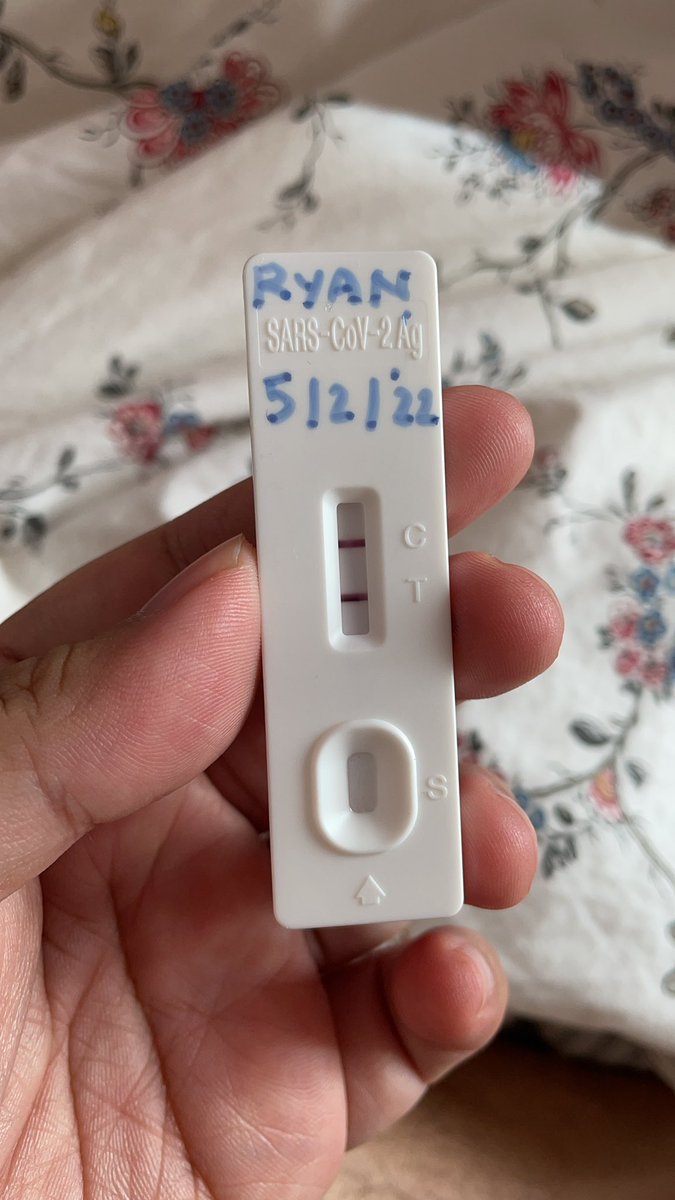 Lost my guard in 2022.
.
Kontak erat dgn seseorang di 2 Feb. Di hari itu saya antigen dan (-); tapi lalai, lepas masker u/ makan/minum. 4 Feb pagi saya batuk-batuk, 4 Feb sore meriang, 5 Feb pagi orang itu (+), 5 Feb siang saya (+)
.
Akan isoman 10 hari.
STAY SAFE ALL 😭🙏🏼