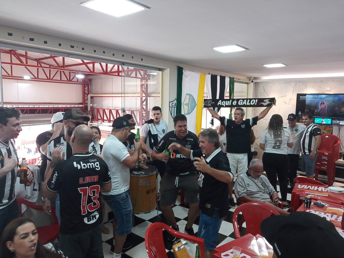 isacmoreira7's tweet photo. Esquenta da @galocuia_mt  para o jogo de amanhã.🖤🤍🐔😃 https://t.co/me38dI54SF