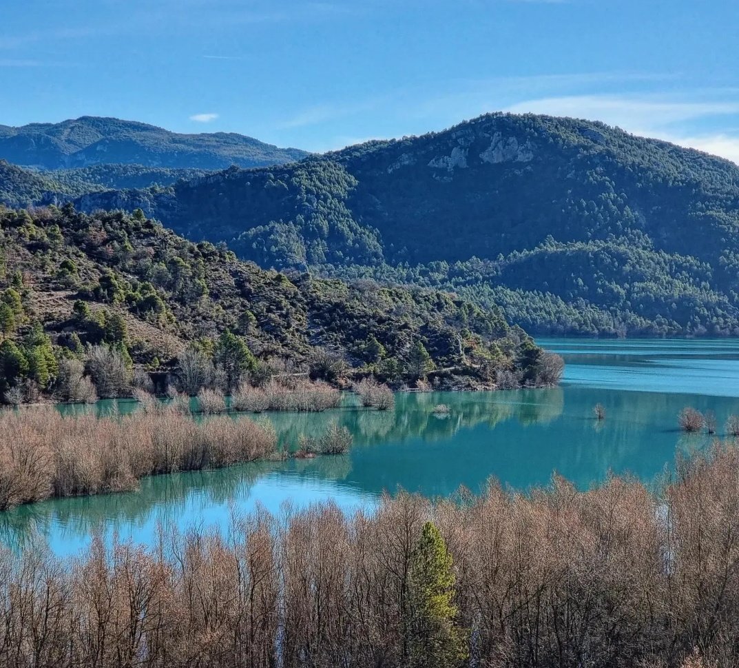 ricardrigall's tweet photo. Les aigües turquesa de l'embassament del Grado (lo Grau, en aragonès). #elgrado #lograu #somontanodebarbastro #bicicleta #gravel #hivern2022 https://t.co/r8xGevqzAH