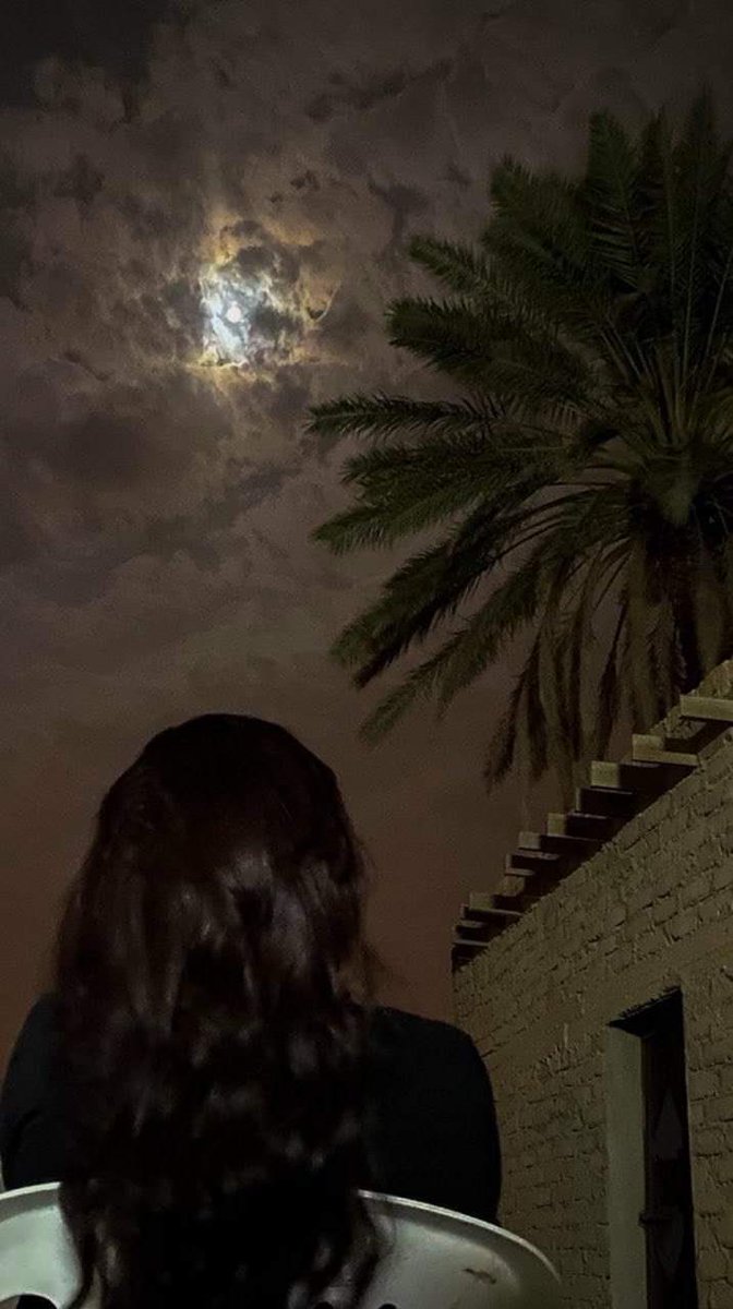 ixs_700's tweet photo. -

قُل للباحثينَ عَن عيُوبك فمَا
البدرُ فِي نقصَانه إلا هِلالٌ ..

#تصبحون_على_ما_تتمنون 
 #قمر_الليله https://t.co/UCjaPyXhDS