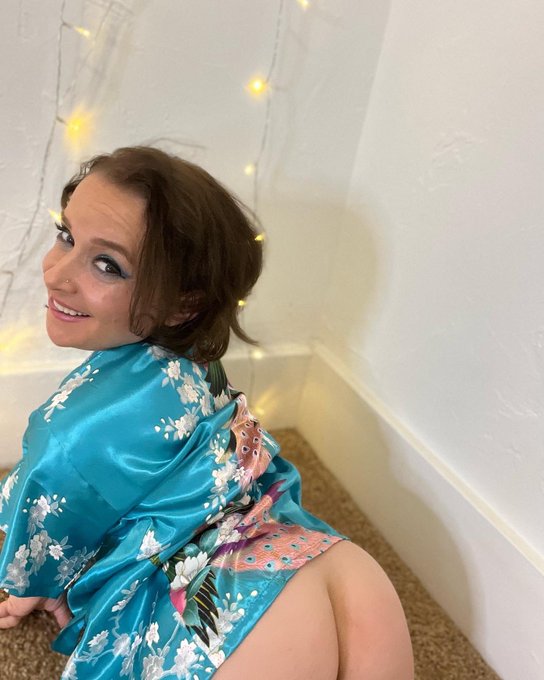 New videos out on my fans page. I even suck dick in a handstand. Never seen anyone do they before. Subscribe
