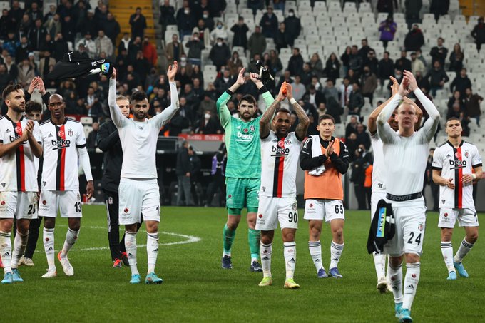 Beşiktaş takımı Altay galibiyeti sonrası tribünleri selamlıyor